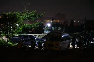 Thi thể người đàn ông phân hủy dưới ghe cát