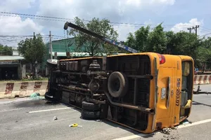 Lật xe khách ở Bình Dương, hàng chục người hoảng loạn kêu cứu