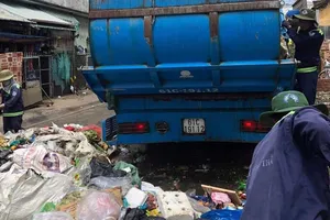 Dân phản đối trạm ép rác ngay trung tâm thị xã