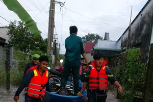 Hàng trăm chiến sĩ công an giúp dân tránh ngập ở Bình Dương 