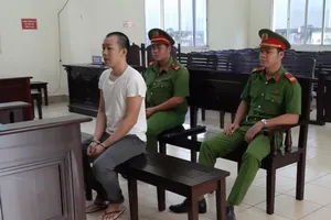 Bị nhắc nhở, tài xế xe tải cầm mã tấu truy sát bảo vệ