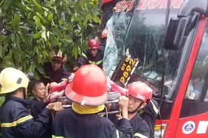 Tai nạn xe khách tại Bình Dương, hàng chục người kêu cứu