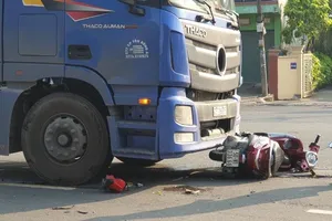 Va chạm với container, 2 người thương vong ở Bình Dương