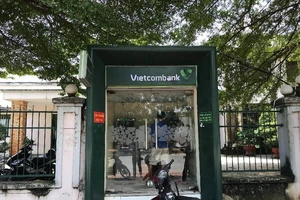 Cô gái bị cướp khi đang rút tiền tại trụ ATM