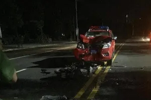  2 thanh niên nguy kịch khi tông xe PCCC ở Bình Dương