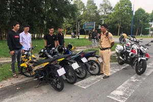 Bình Dương: Hàng chục quái xế chạy xe đánh võng bị vây bắt