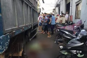 Tài xế lùi xe tải, một nữ tạp vụ ở Bình Dương bị cán tử vong
