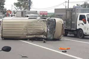 Giải cứu tài xế kẹt trong ô tô bẹp dúm đầu ở Bình Dương