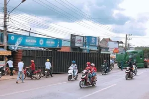 Thùng container rơi xuống đường làm 3 người thương vong