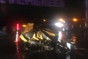 Va chạm với ô tô, 3 người thương vong trong đêm mưa