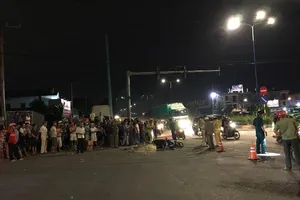 Người cha tử vong vì cứu con gái dưới bánh conatiner