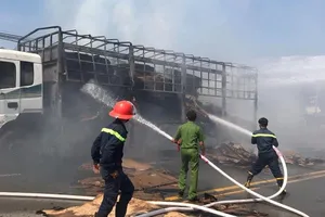 Xe tải chở giấy bốc cháy ngùn ngụt trên đường