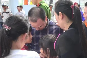 Tài xế container tông chết 5 người ôm con khóc nức nở rời tòa