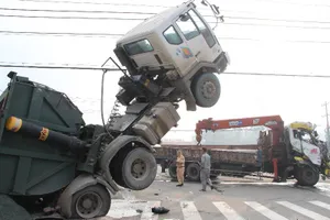 Lái và phụ xe ben mắc kẹt trong cabin chổng lên trời 