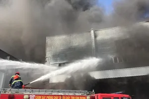 Một công ty ở Bình Dương đang bốc cháy ngùn ngụt