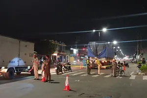 Nam thanh niên tại Bình Dương bị xe tải kéo lê trên đường 