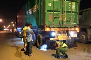 Xe container cán chết người rồi bỏ chạy