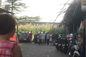 Người đàn ông chết cạnh gốc cây, nghi rơi từ chung cư