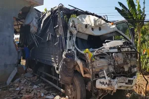 Xe tải lao vào nhà dân, gia đình 5 người kịp thoát thân