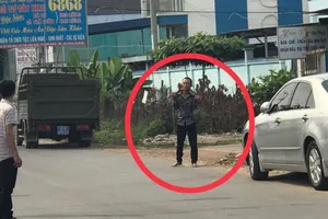 Nam thanh niên cầm dao kề vào cổ... mình la hét