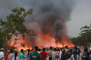 Người dân Bình Dương đổ xô đi xem cháy lớn ở bãi rác