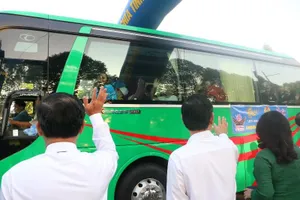 Hàng ngàn công nhân được về quê trên chuyến xe nghĩa tình