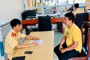 Vừa chạy xe vừa tắm, hai thanh niên bị công an phạt nặng