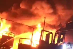 Vựa phế liệu tại Bình Dương bị cháy rụi trong đêm mùng 2 tết