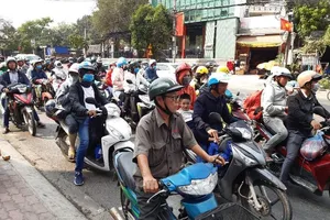 Người lao động nối đuôi nhau về Bình Dương làm việc sau tết