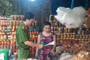 Phát hàng trăm tờ rơi về kẻ giết người ở Củ Chi cho người dân