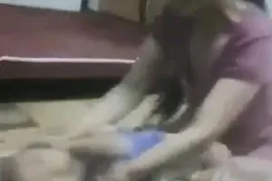 Người phụ nữ dùng dây thừng hành hạ bé trai tàn nhẫn