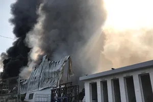 Bình Dương: Một công ty đang bốc cháy dữ dội