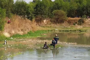 Bình Dương: Hai bé gái rơi xuống hồ nước chết thương tâm