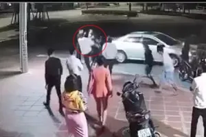 Mâu thuẫn việc trả tiền bo, một khách karaoke bị đá chết