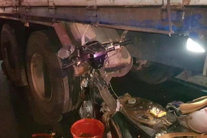 Lao xe máy vào đuôi ô tô tải, 1 người tử vong