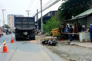 Bình Dương: Người đàn ông bị cuốn vào gầm xe ben