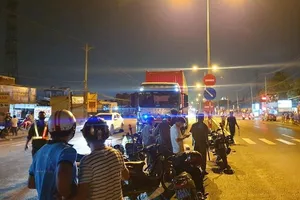 Xe máy chở 3 lao vào container, 3 người thương vong