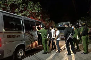 Hàng chục thanh niên phê ma túy trong karaoke ở Bình Dương