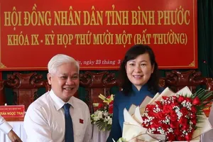 Bí thư Tỉnh ủy Bình Phước Nguyễn Văn Lợi tặng hoa chúc mừng tân Chủ tịch HĐND tỉnh nhà. Ảnh: KV 