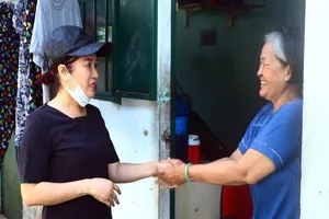 Bật khóc khi được miễn 2 tháng tiền nhà vì dịch COVID-19