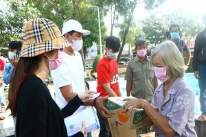 Bình Dương: Ngàn người bán vé số dạo được nhận quà 