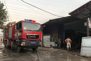 Công ty gỗ tại Bình Dương bốc cháy dữ dội 