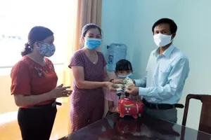 Bé gái: “Tặng bác heo đất để bác cùng Chính phủ chống dịch”