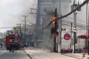 Cột điện ở Bình Dương cháy đùng đùng sau hàng loạt tiếng nổ