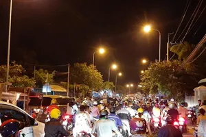 Nửa đêm, người dân vật vã vì kẹt xe trên cầu Phú Cường