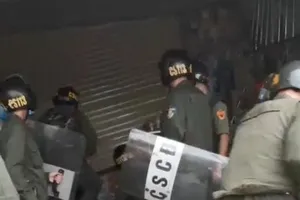 Nam thanh niên nghi ngáo đá, bật bình gas cố thủ trong nhà