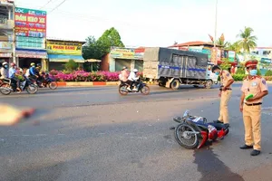 Va chạm với xe tải, vợ tử vong, chồng bị thương