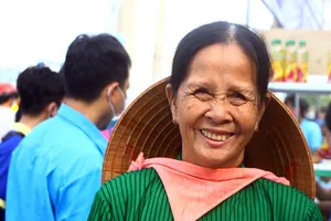 Cười tít mắt khi nhận quà từ 'gian hàng 0 đồng'