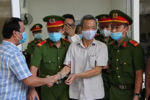 Vụ cựu bí thư Bến Cát: VKS và luật sư tranh luận căng thẳng