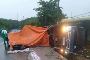 Bị xe tải tông, 2 công nhân cầu đường thương vong